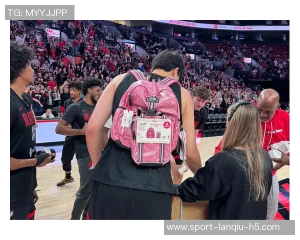 开拓者众将亮相秀场杨瀚森背粉色书包格兰特传统服饰引关注 开拓者众将亮相秀场杨瀚森背粉色书包格兰特传统服饰引关注