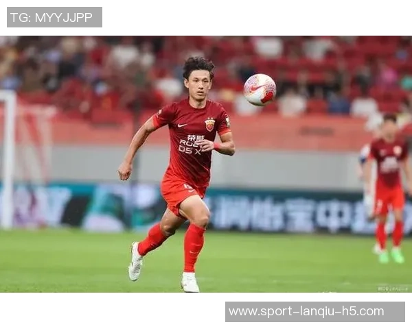 海港为颜骏凌徐新颁发纪念球衣王燊超荣获中超单轮最佳称号 海港为颜骏凌徐新颁发纪念球衣王燊超荣获中超单轮最佳称号