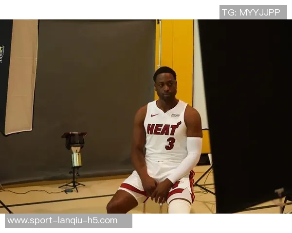 韦德谈新赛季媒体日:球员们穿新衣拍照交流感受乐趣 韦德谈新赛季媒体日:球员们穿新衣拍照交流感受乐趣